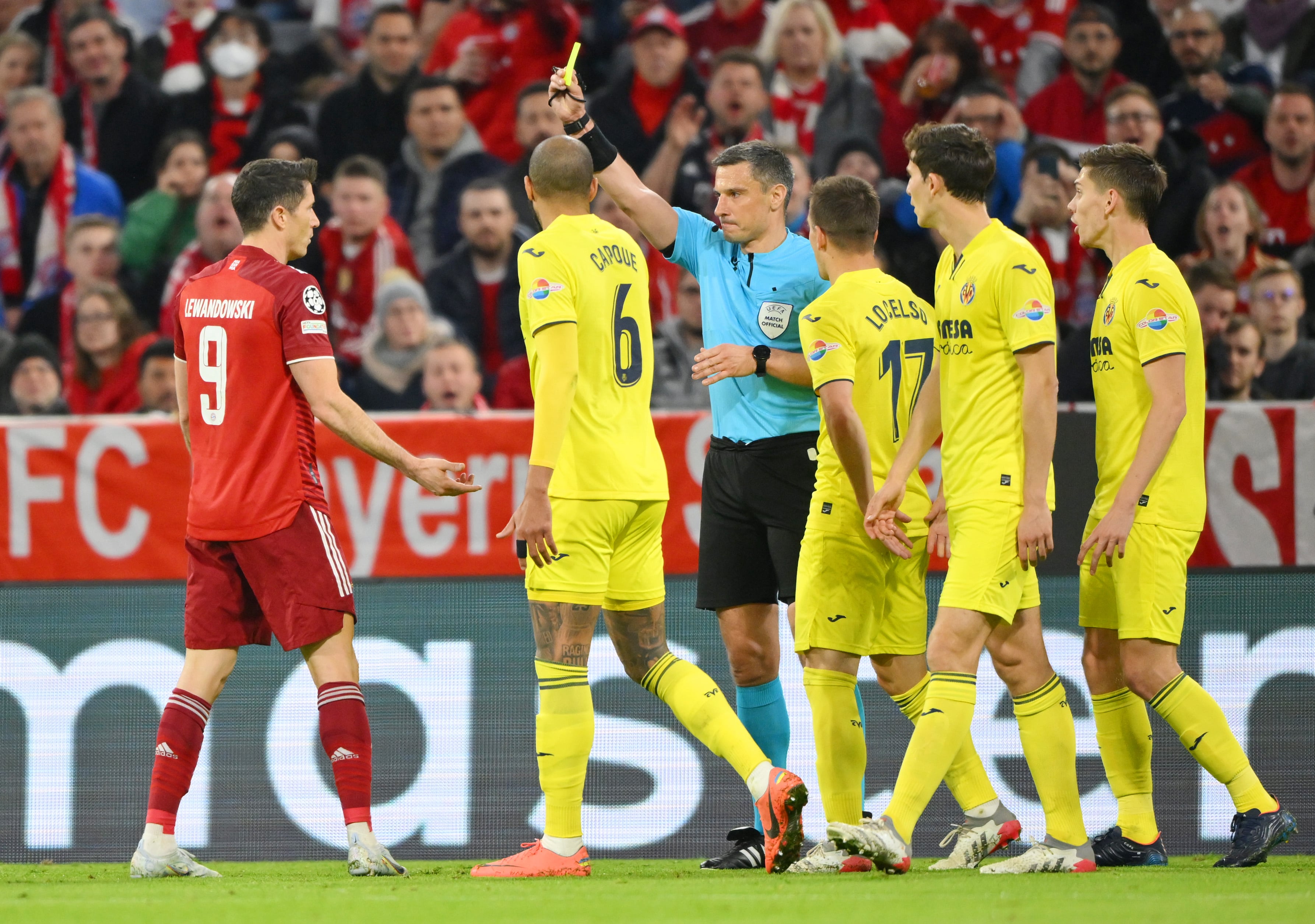 Robert Lewandowski ve la cartulina amarilla tras una entrada a Albiol. (Photo by Sebastian Widmann - UEFA/UEFA via Getty Images)