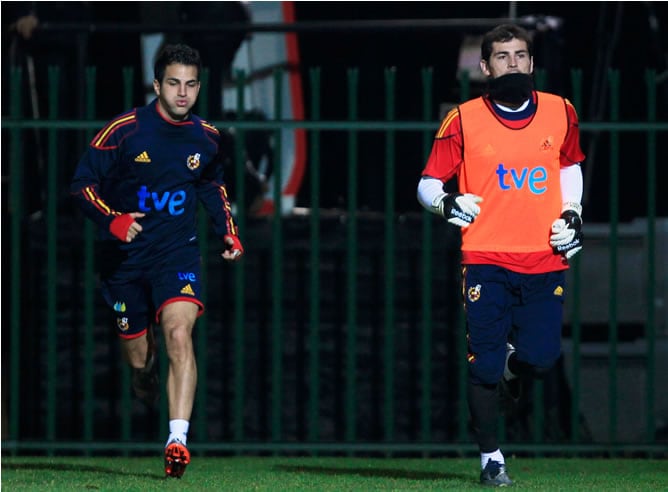 Cesc durante el entrenamiento junto a Iker Casillas