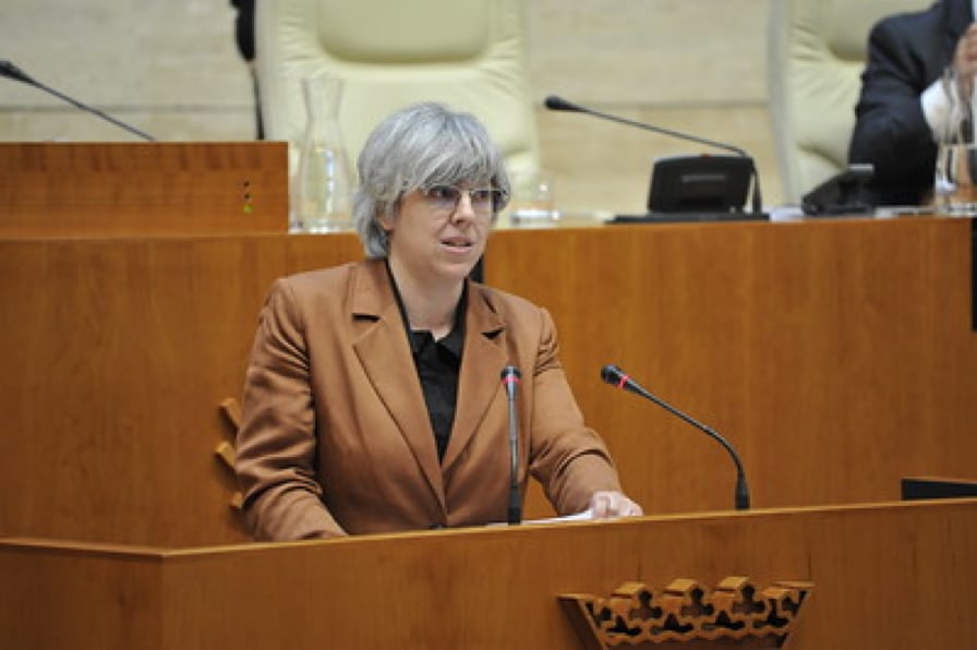 Leire Iglesias, consejera de Movilidad, Transporte y Vivienda, en el Pleno de la Asamblea de Extremadura