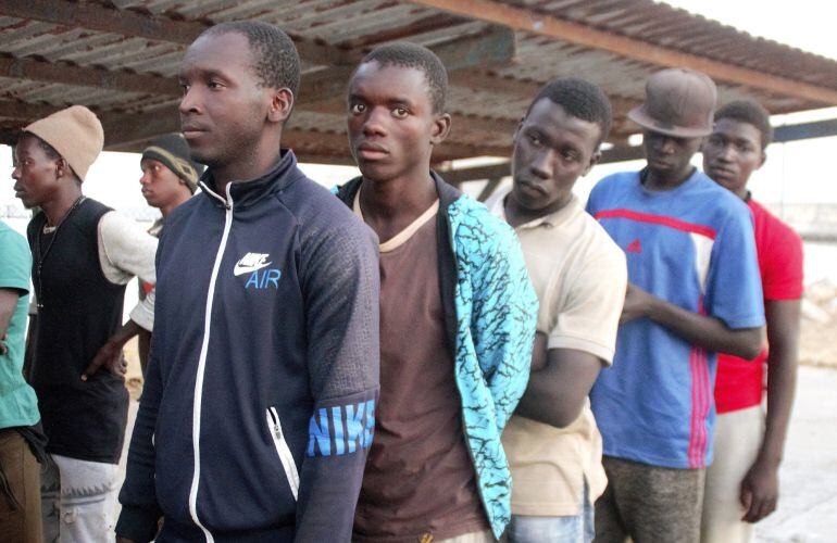 Llegada a puerto de inmigrantes rescatados de una patera | Imagen de archivo.