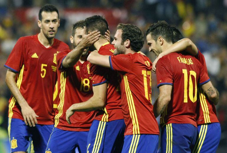 Los jugadores de la selección española celebran el primer gol del combinado español.