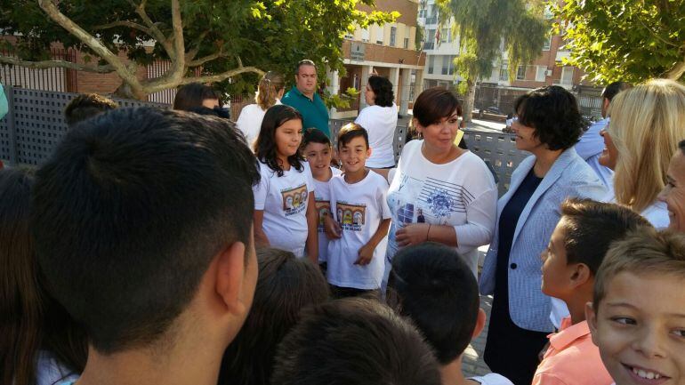 Maite Fernández y la concejal de cultura Ana Muñoz, rodeadas de alumnos del CEIP Ramón y Cajal