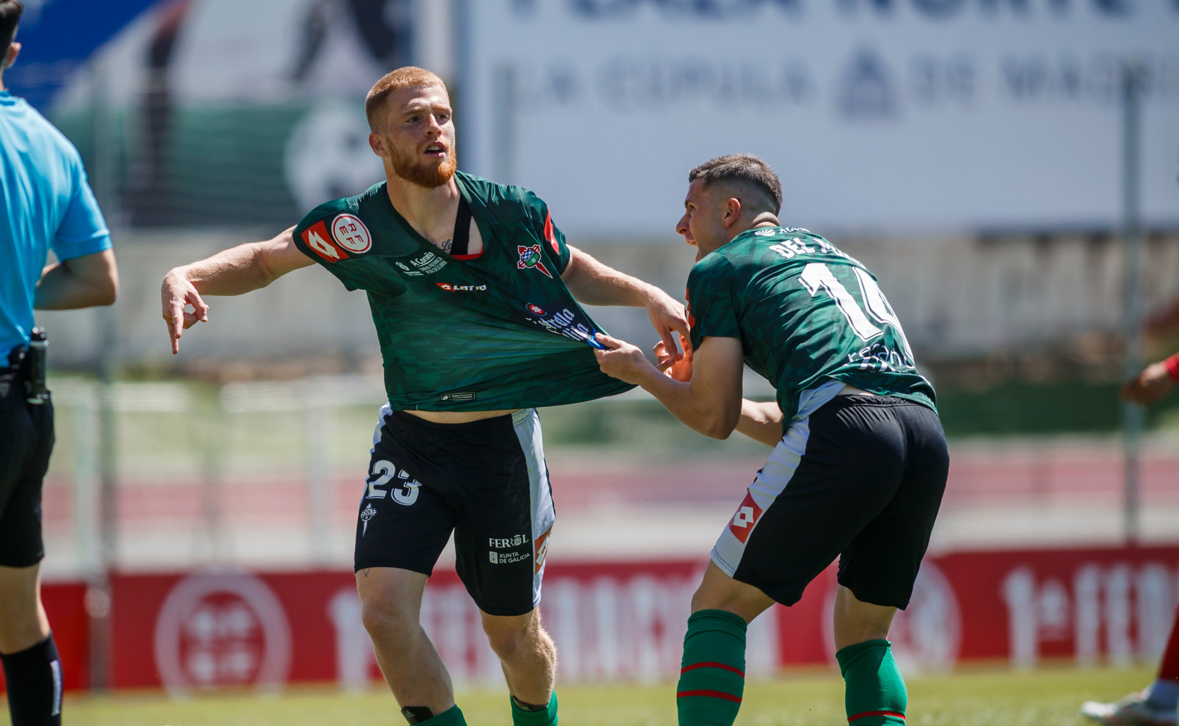 Carlos Vicente celebra con David del Pozo su gol en el San Sebastián de los Reyes-Racing del pasado domingo (foto: Cadena SER)