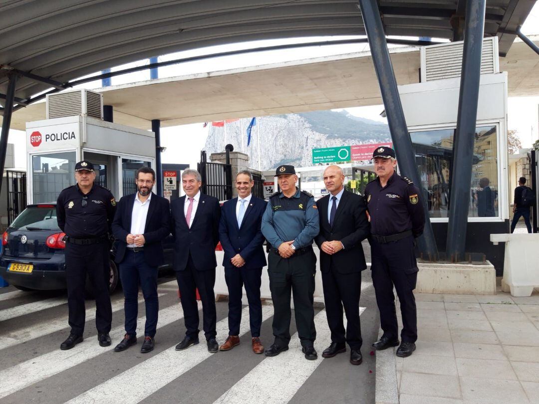 Lucrecio Fernández, Pacheco, Juan Franco y autoridades en la Verja.