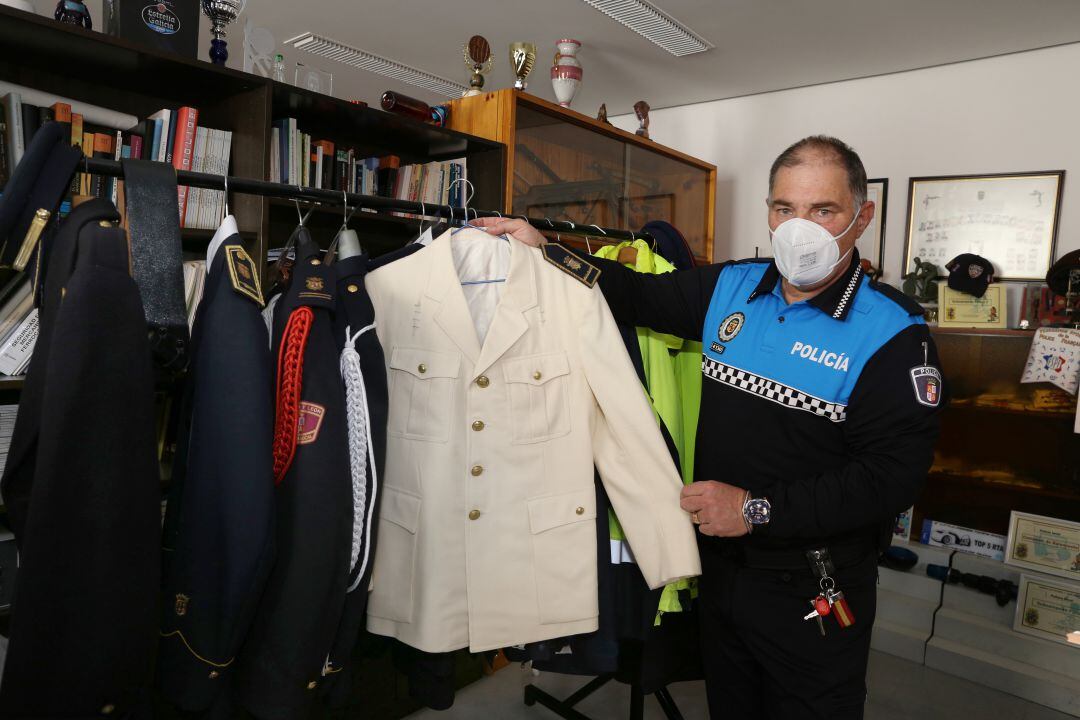 El agente Pedro muestra uniformes en el Museo de la Policía Local de Palencia