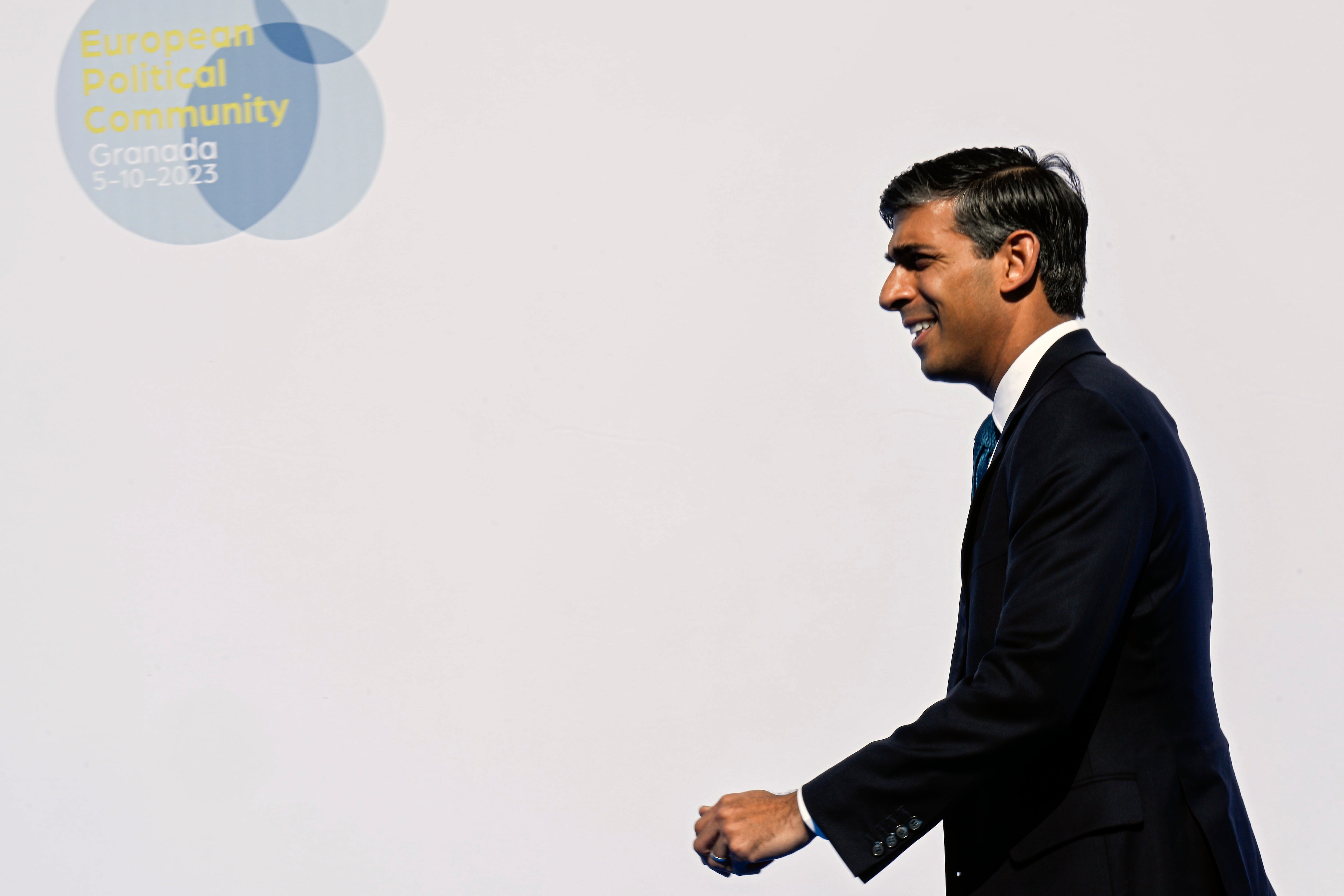 El primer ministro británico, Rishi Sunak, a su llegada a la reunión de la comunidad Política Europea que se celebra en Granada en el marco de la Presidencia española del Consejo de la UE, este jueves. El presidente del Gobierno en funciones, Pedro Sánchez, actúa como anfitrión en la tercera reunión de la Comunidad Política Europea en la que hará una cerrada defensa del multilateralismo como vía para afrontar retos ante los que considera que todo el continente debe asumir un papel de liderazgo