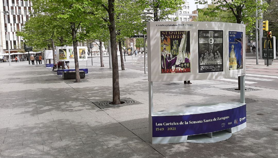 La exposición sobre los carteles de la Semana Santa de Zaragoza se puede ver hasta el 11 de abril en el Paseo Independencia 