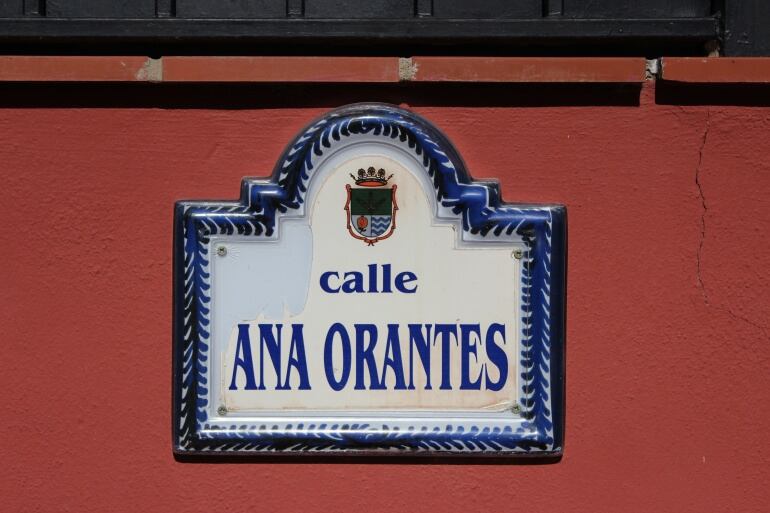 Placa con el nombre de Ana Orantes en el pueblo de Cúllar Vega (Granada).