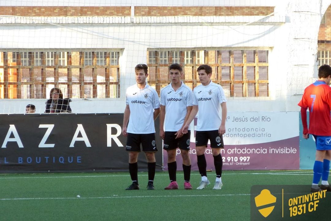 Imatge dels jugadors de l&#039;Ontinyent 1931 en una tanca defensiva en l&#039;encontre davant del Beniarrés