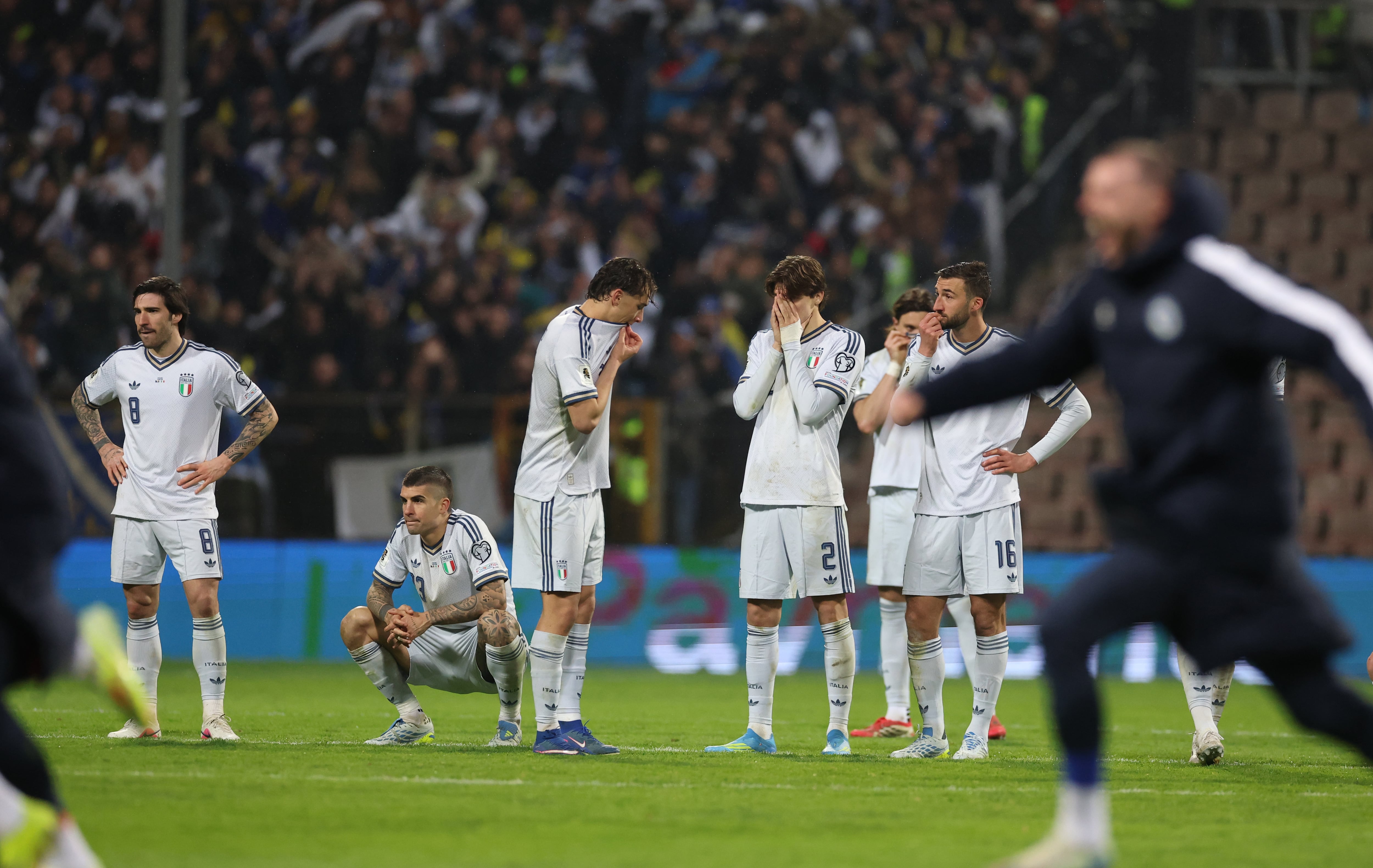Los jugadores italianos lamentan quedarse sin Mundial de fútbol mientras los de Bosnia celebran la victoria en los penaltis