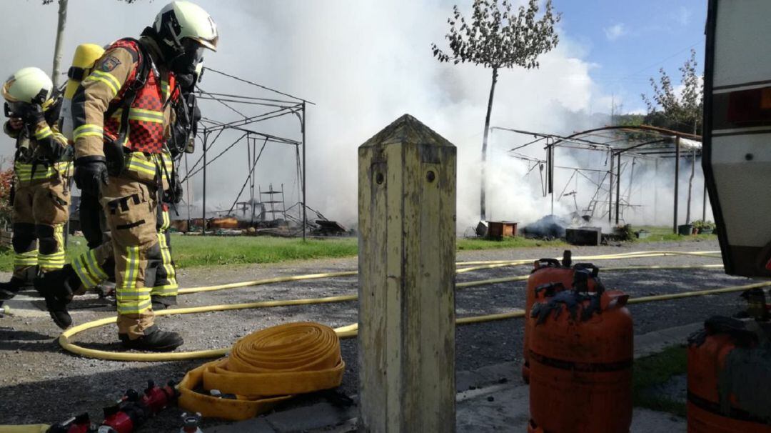Bomberos de Nanclares y Espejo han participado en la extinción del fuego