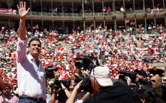 El secretario general del PSOE, Pedro Sánchez, saluda durante el mitin celebrado en la plaza de toros de Valencia ante más de 12.000 personas.