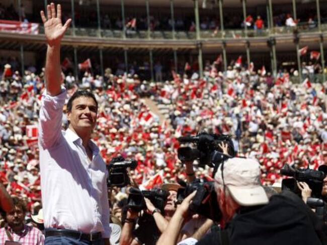 El secretario general del PSOE, Pedro Sánchez, saluda durante el mitin celebrado en la plaza de toros de Valencia ante más de 12.000 personas.