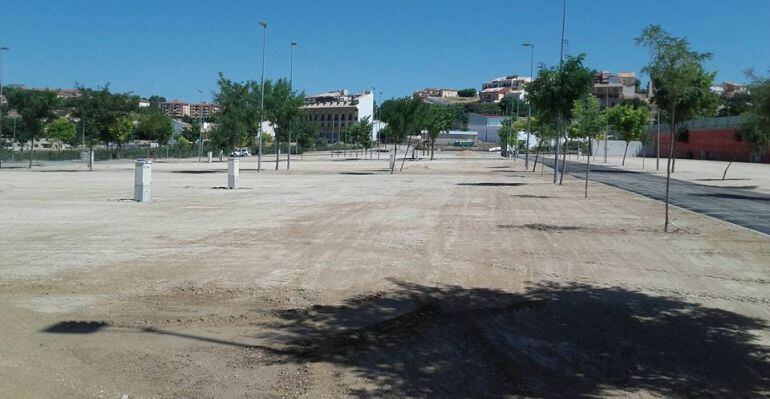 Las obras han consistido en el asfaltado de la calle principal del ferial