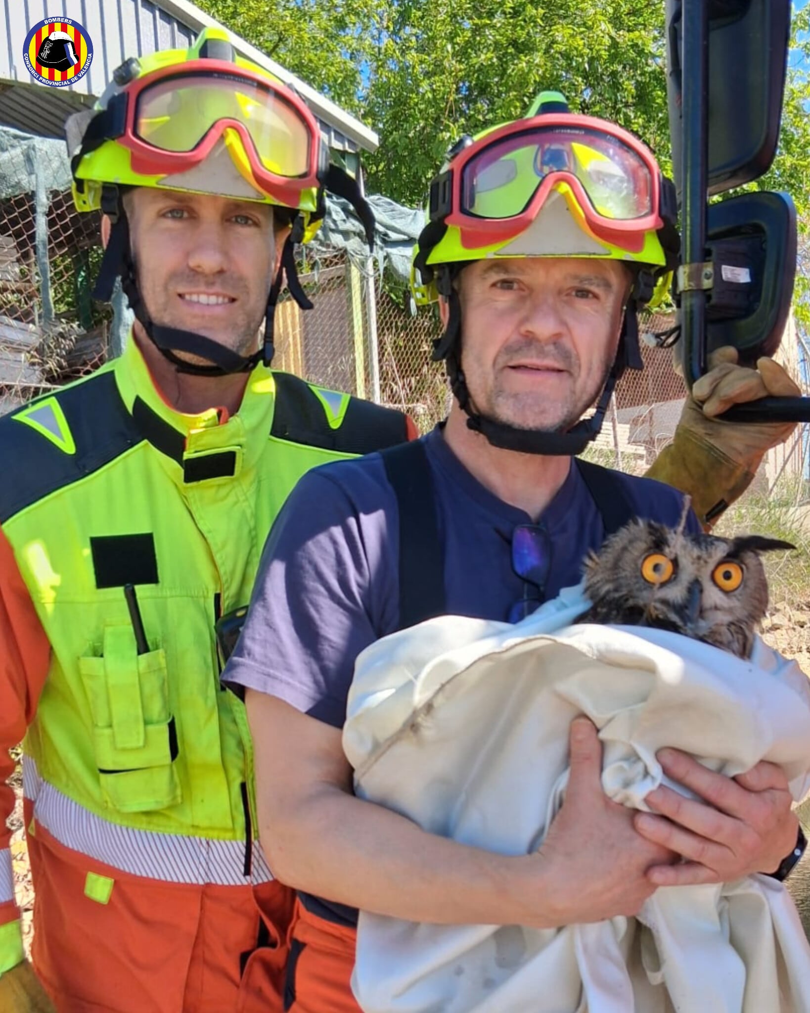 Bomberos con el búho. Fuente: Bombers València