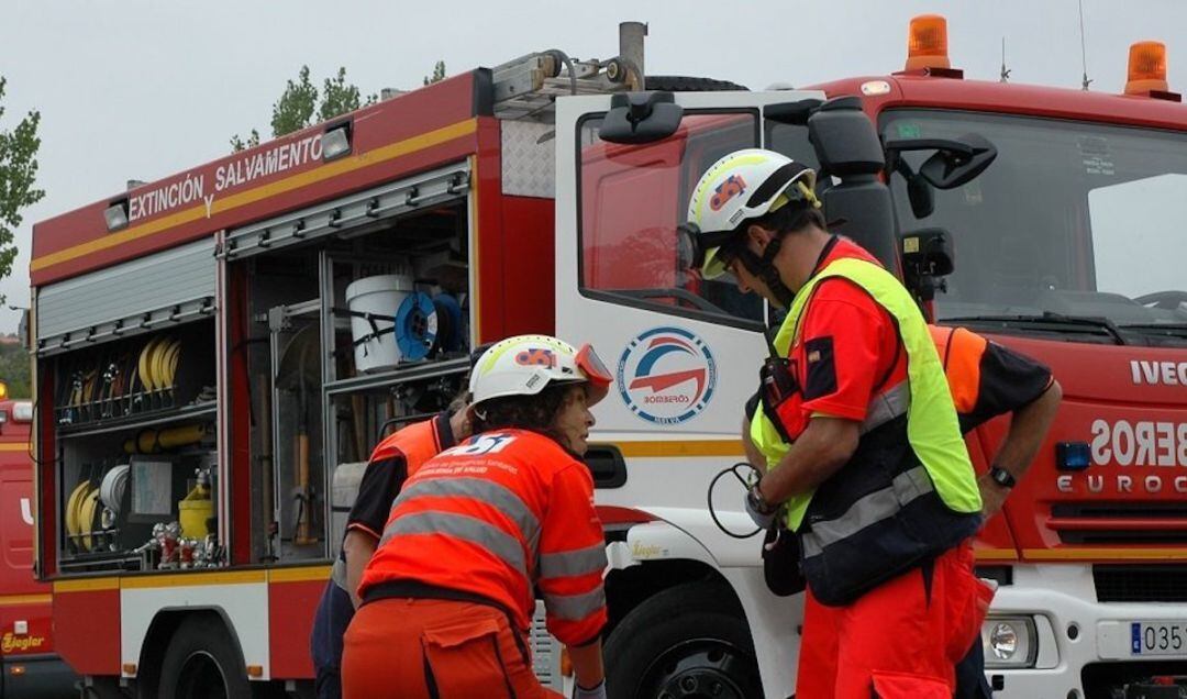 Bomberos y sanitarios de EPES trabajan de forma conjunta en una imagen de archivo.