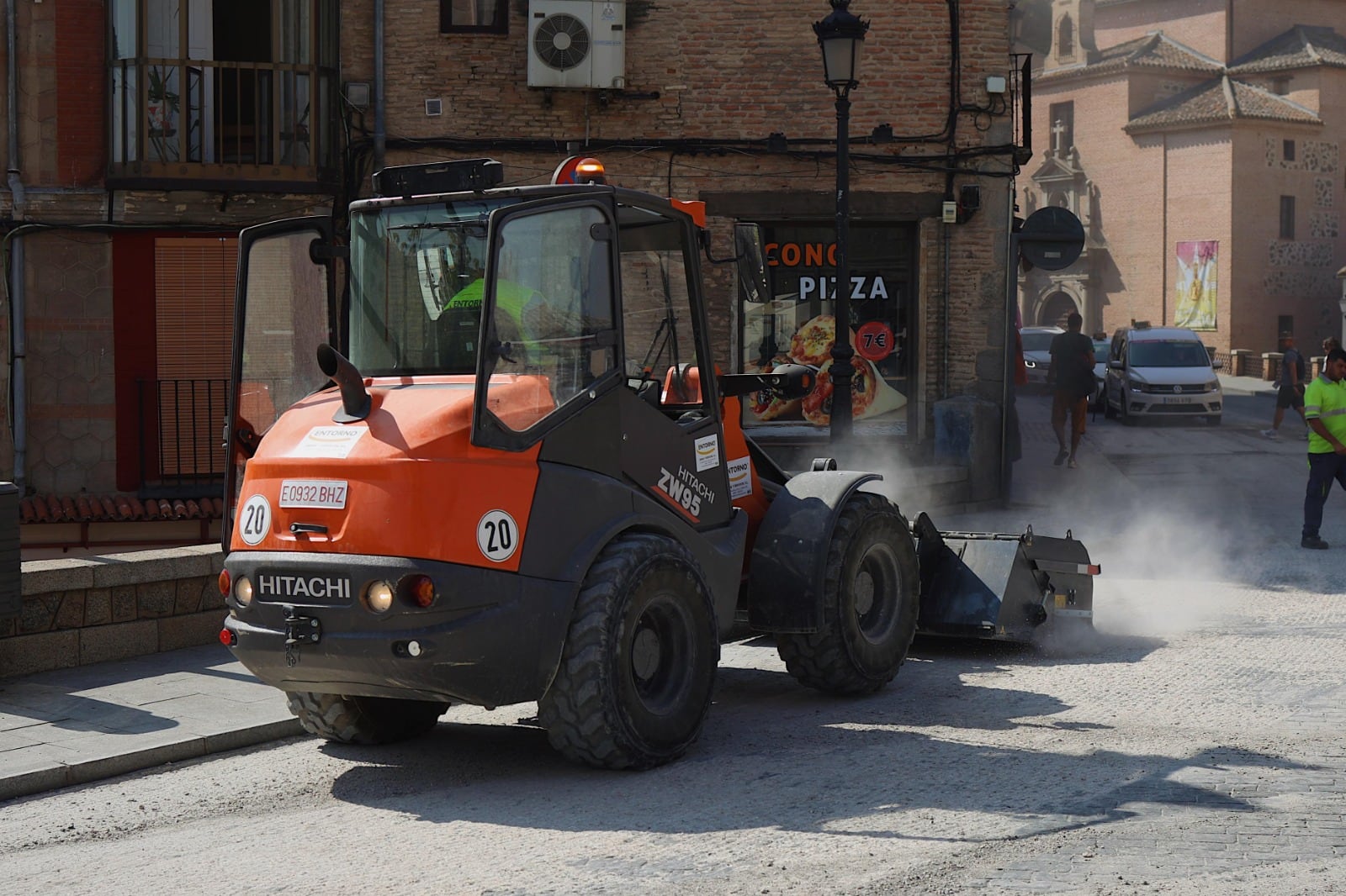 Imagen de una de las máquinas trabajando en el entorno de la Puerta de Bisagra de Toledo