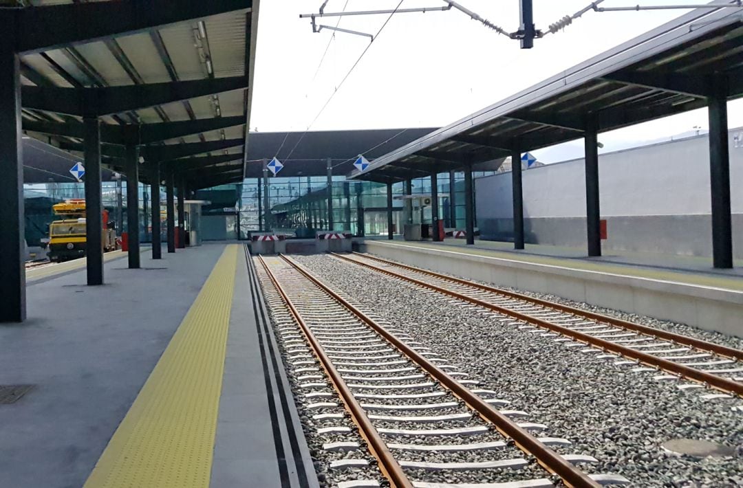 Andenes de la alta velocidad en la estación de Granada