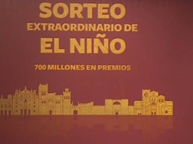 La silueta de los principales monumentos de la ciudad podía verse tras los bombos