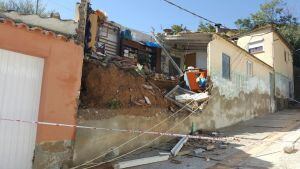 Imatge de la casa parcialment esfondrada al carrer de la Creu, número 9 de Balaguer, que ha provocat també un forat a la paret del número 7. Balaguer, 24 de setembre