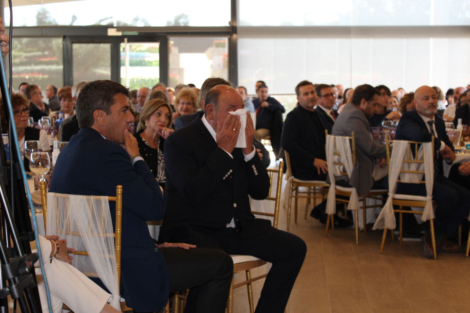 Pascual emocionat en un moment de l'acte junt al president de la Diputació, Carlos Mazón