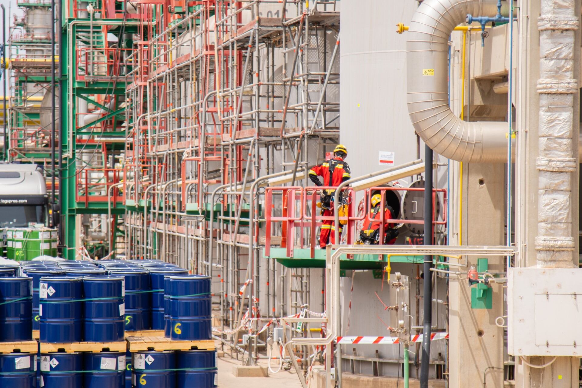 Trabajadores durante la parada de mantenimiento en la refinería de Repsol en Cartagena