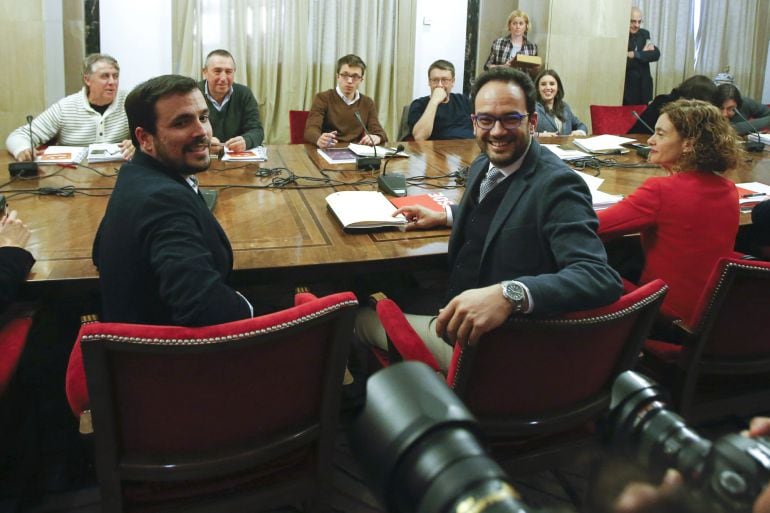 El portavoz parlamentario del PSOE, Antonio Hernando (c), el líder de IU, Alberto Garzón (i); Íñigo Errejón (3i), Xavier Domènech (4i) de Podemos y Joan Baldoví de Compromís (2i), (enfrente), entre otros, durante la reunión de los equipos negociadores del