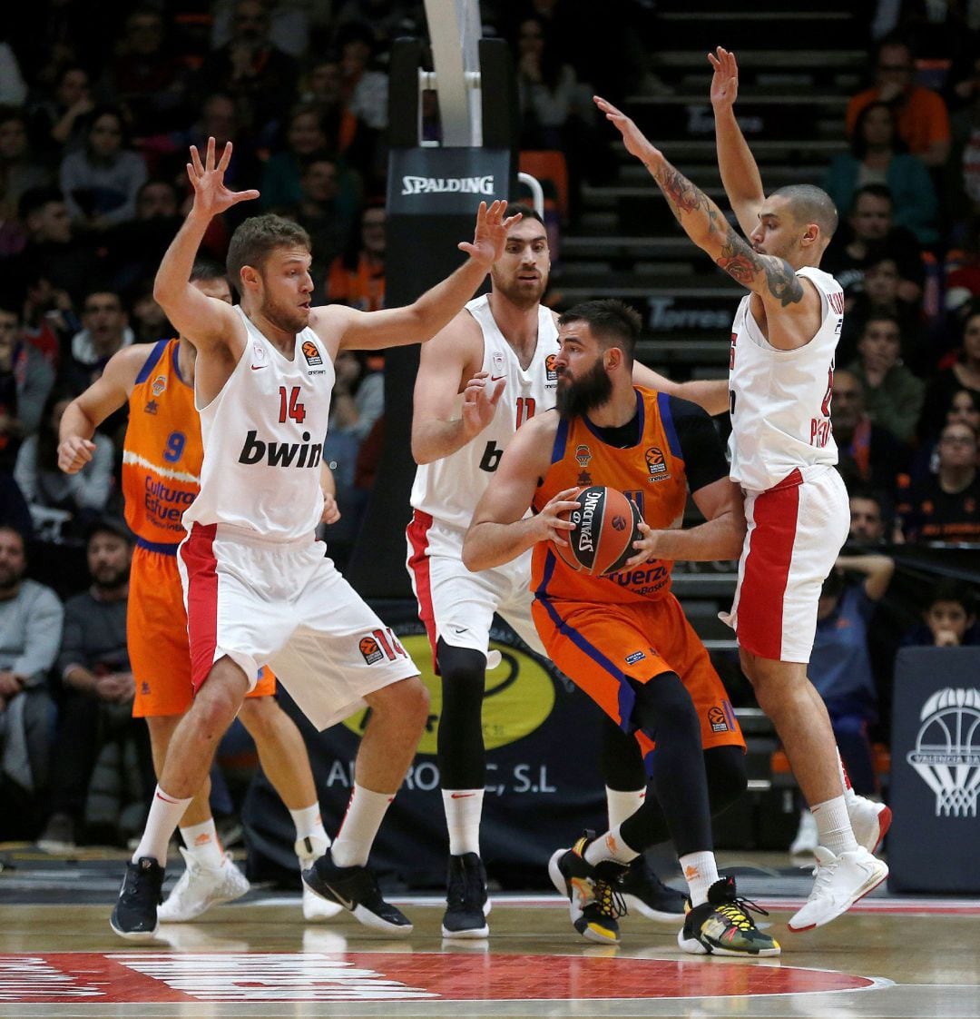 GRAF061. VALENCIA, El jugador del Valencia Basket Bojan Dubljevic (2-d) es defendido por Sasha Vezenkov (i), Nikola Milutinov (2-i) y Antonios Koniaris, del Olympiacos, durante el partido de la Euroliga de baloncesto disputado esta noche en el Pabellón Municipal Fuente de San Luis, en Valencia. EFE, Miguel Ángel Polo