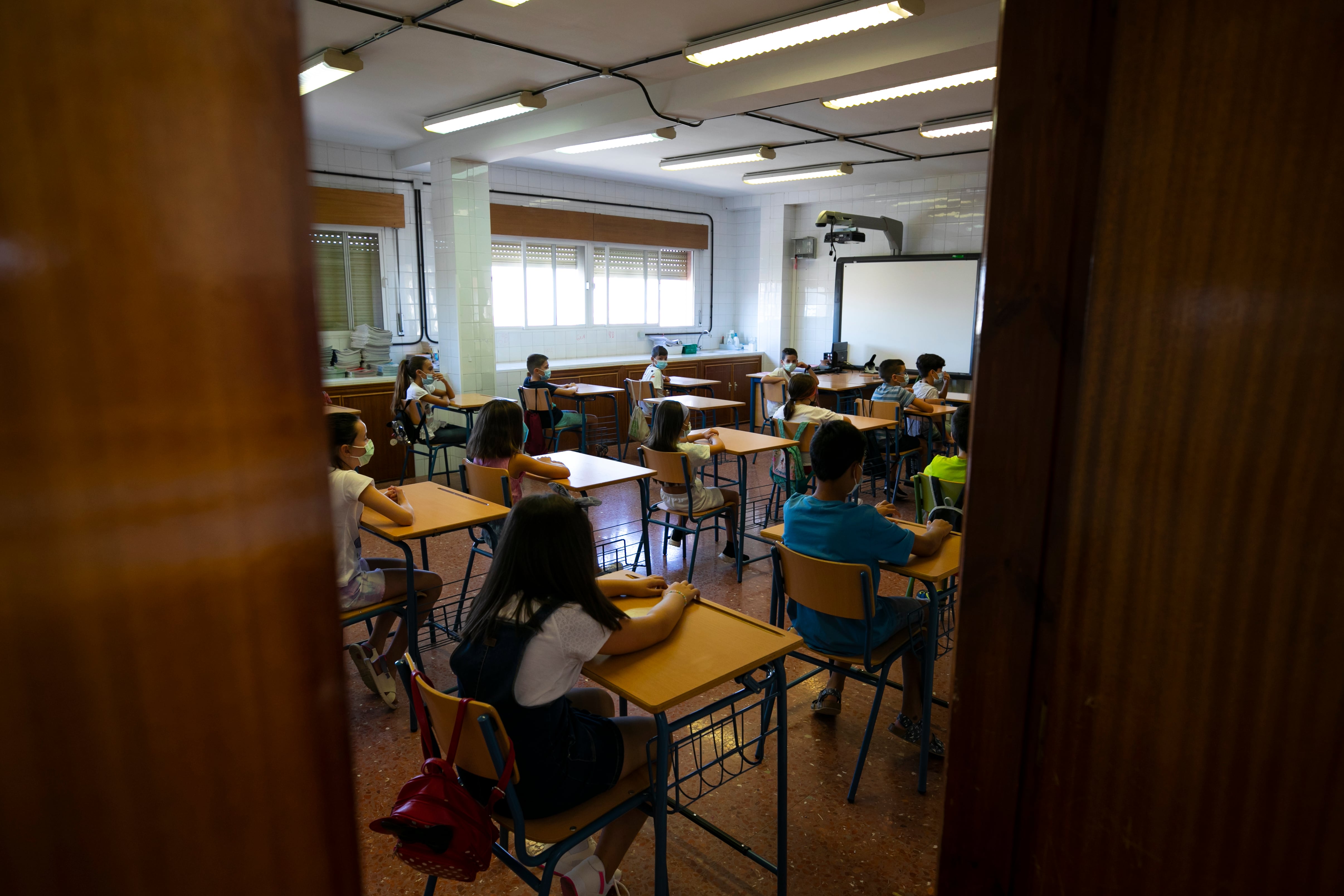 Niños en un aula de un colegio en España.