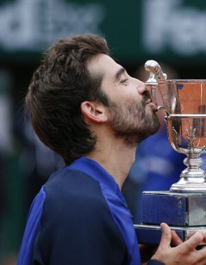 Marc López besa el trofeo de Roland Garros