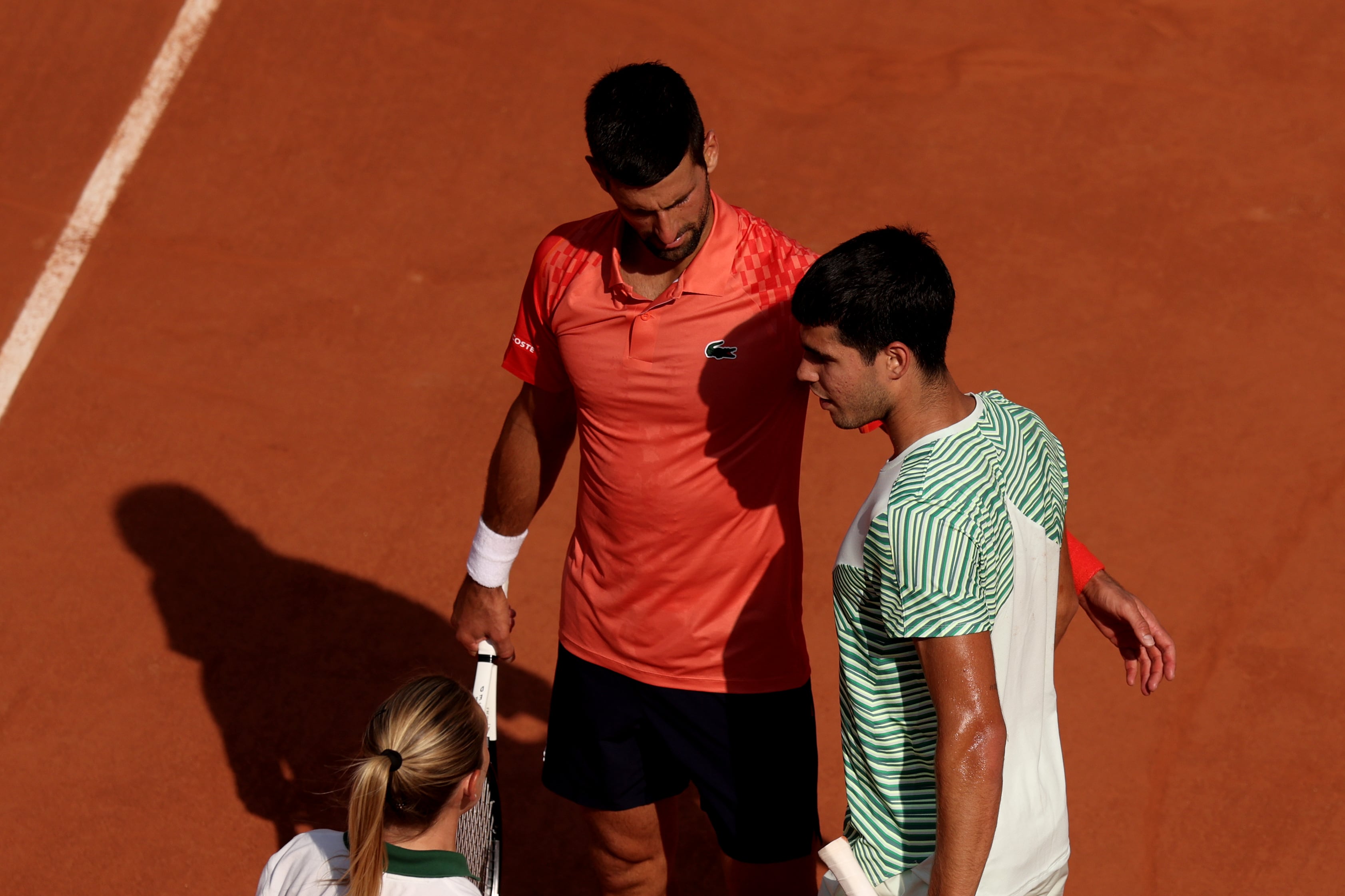 Novak Djokovic acompaña a Alcaraz durante sus calambres en el tercer set