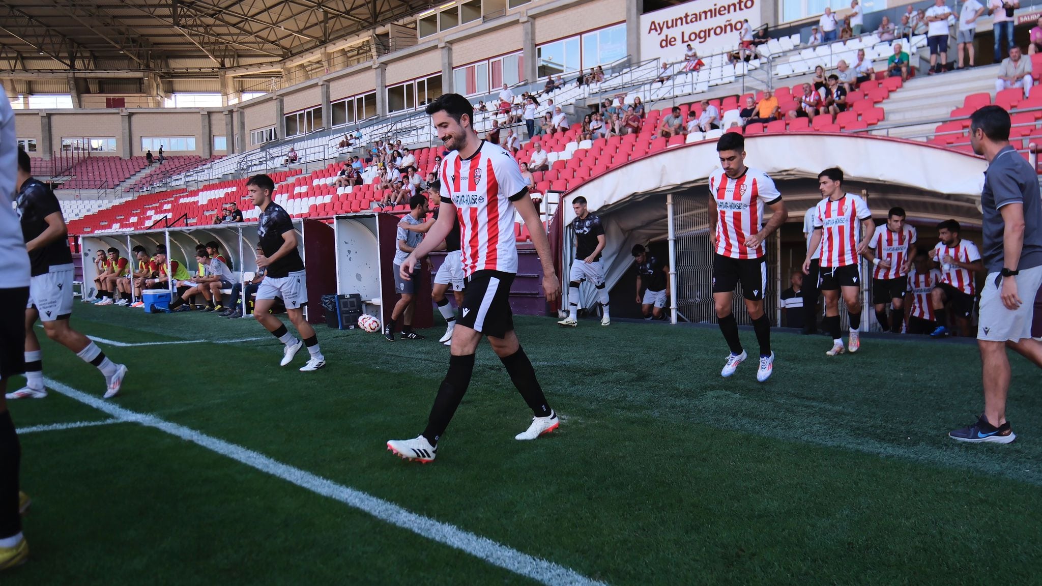 Pablo Bobadilla salta al césped de Las Gaunas en el amistoso frente a Osasuna Promesas / Riojapress