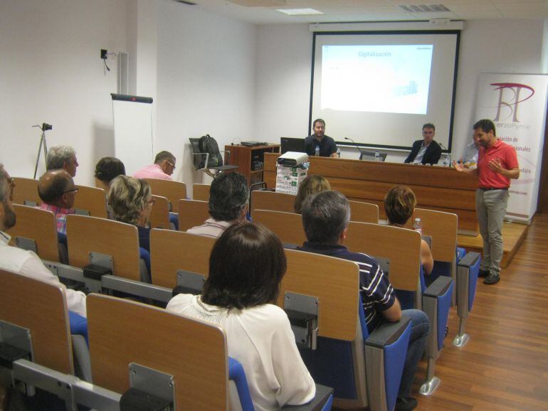 El encuentro se celebró en la Cámara de Comercio en Ponferrada