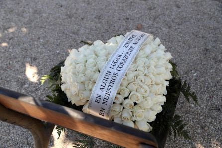 Ofrenda floral en homenaje a las víctimas del accidente aéreo del vuelo JK5022 de Spanair, al cumplirse el 10º aniversario del siniestro, esta mañana en el parque Juan Carlos I.