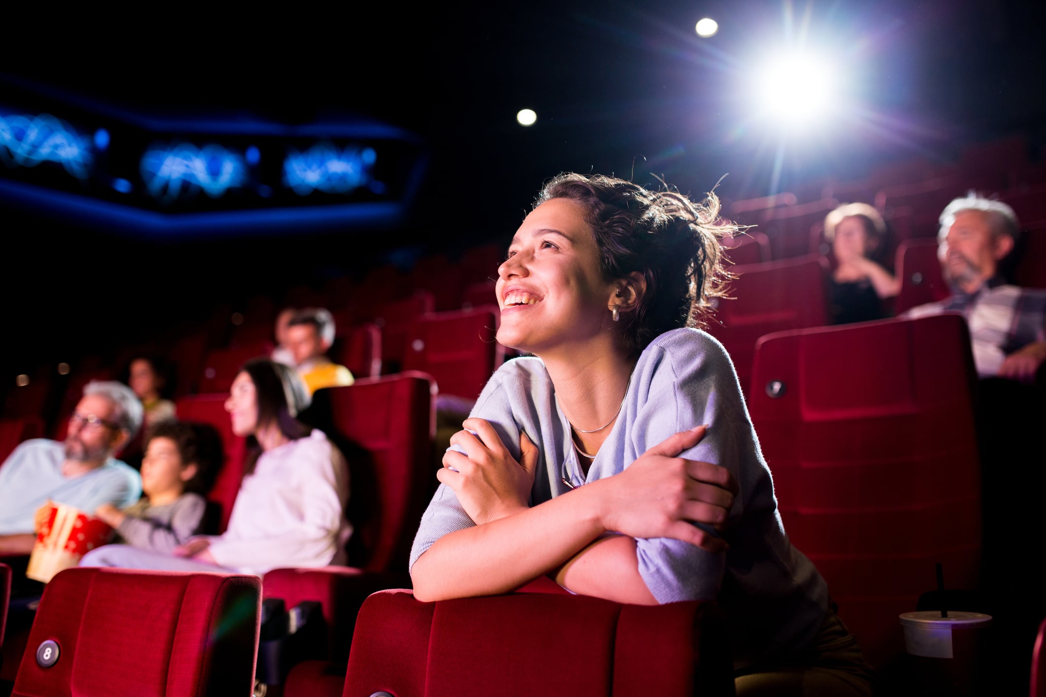 Una chica disfruta del cine.