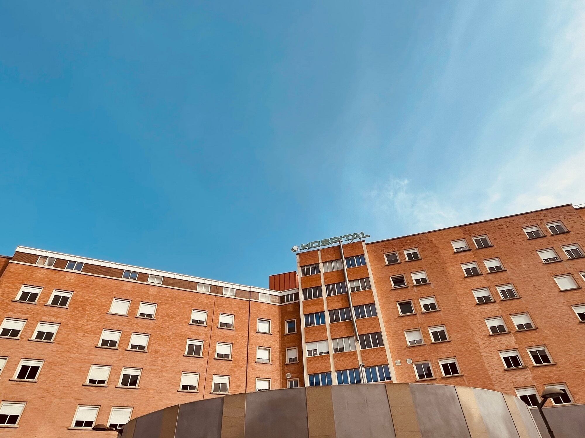 Fachada del Hospital de Jaén capital durante un día soleado.
