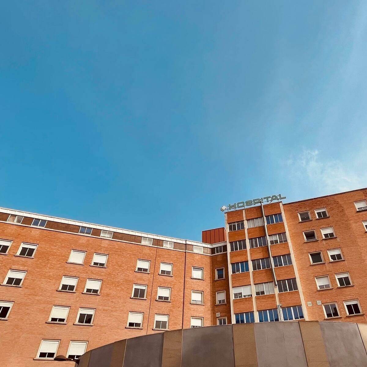 El PSOE de Jaén denuncia derivaciones masivas de pruebas diagnósticas a la sanidad privada mientras se paralizan las citas en el Hospital Neurotraumatológico