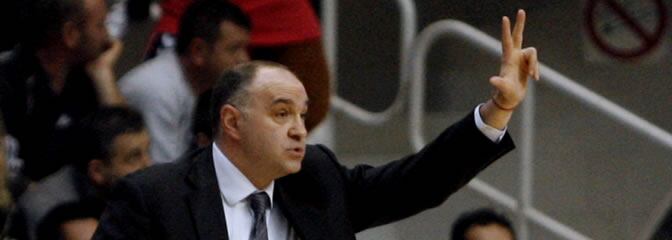 Pablo Laso da indicaciones a sus jugadores