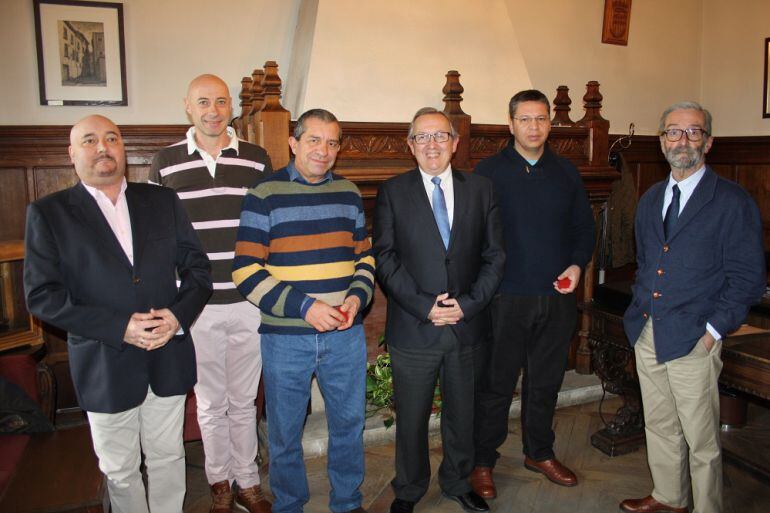 Entregra de distinciones a trabajadores de Fomento de la Junta entregadas por el delegado Territorial.