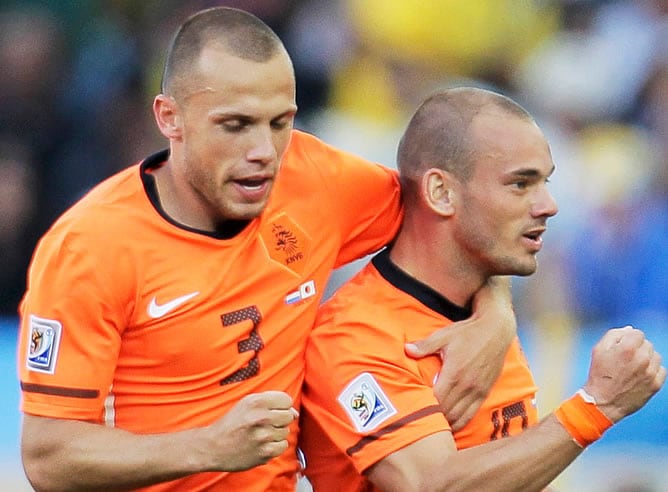 Sneijder celebra su gol ante Japón junto a Heitinga