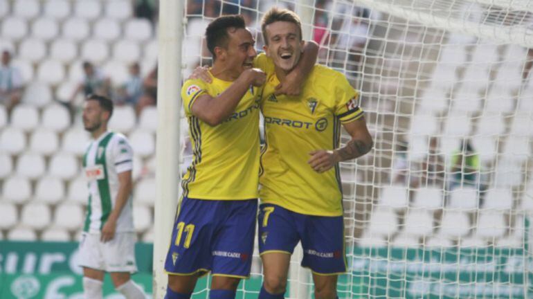 Álvaro y Salvi celebran uno de sus goles con el Cádiz