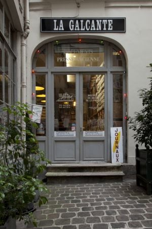 Entrada a la librería &#039;La Galcante&#039;, en la calle del Árbol Seco, a la espalda del Louvre, en pleno centro de París.