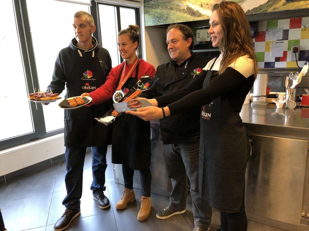 Imanol Álvarez, Silvia Arderius y María Omullony posan en la cocina del patrocinador Gesalaga