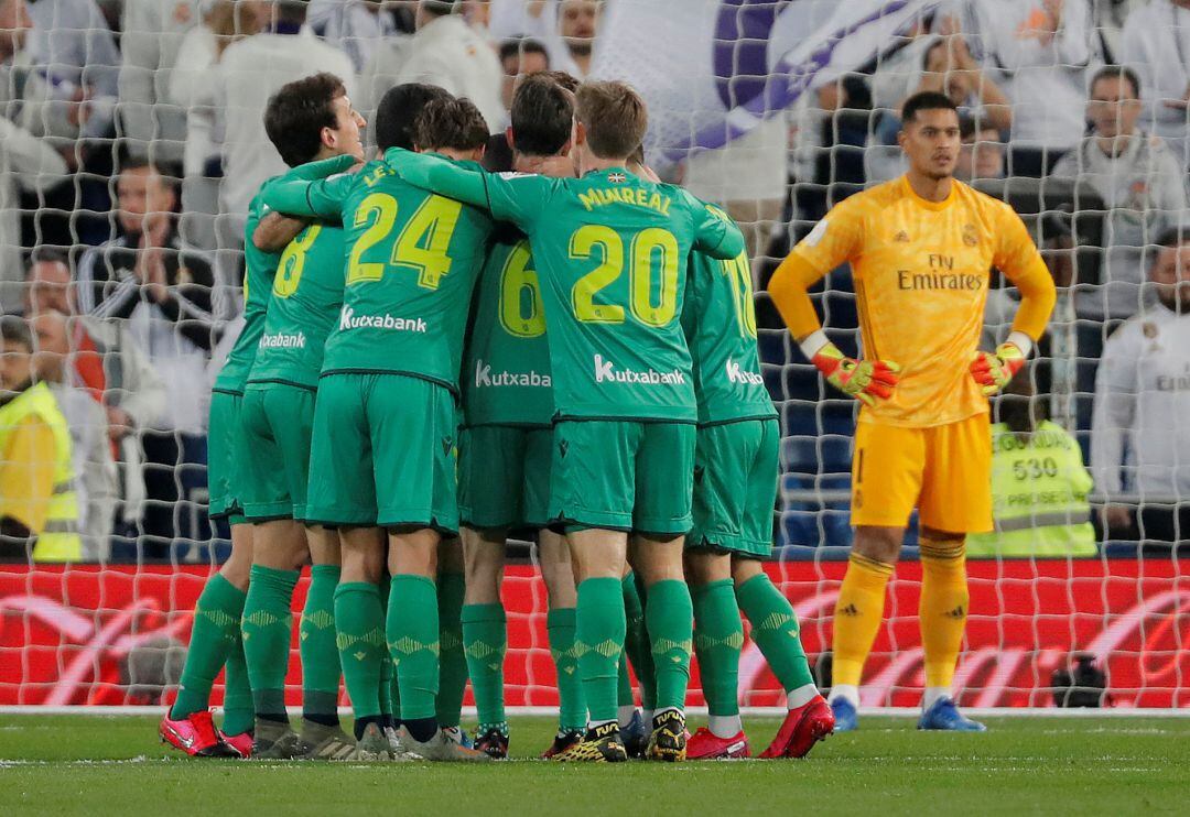 Loa jugadores de la Real celebran la clasificación a semifinales en el Bernabéu