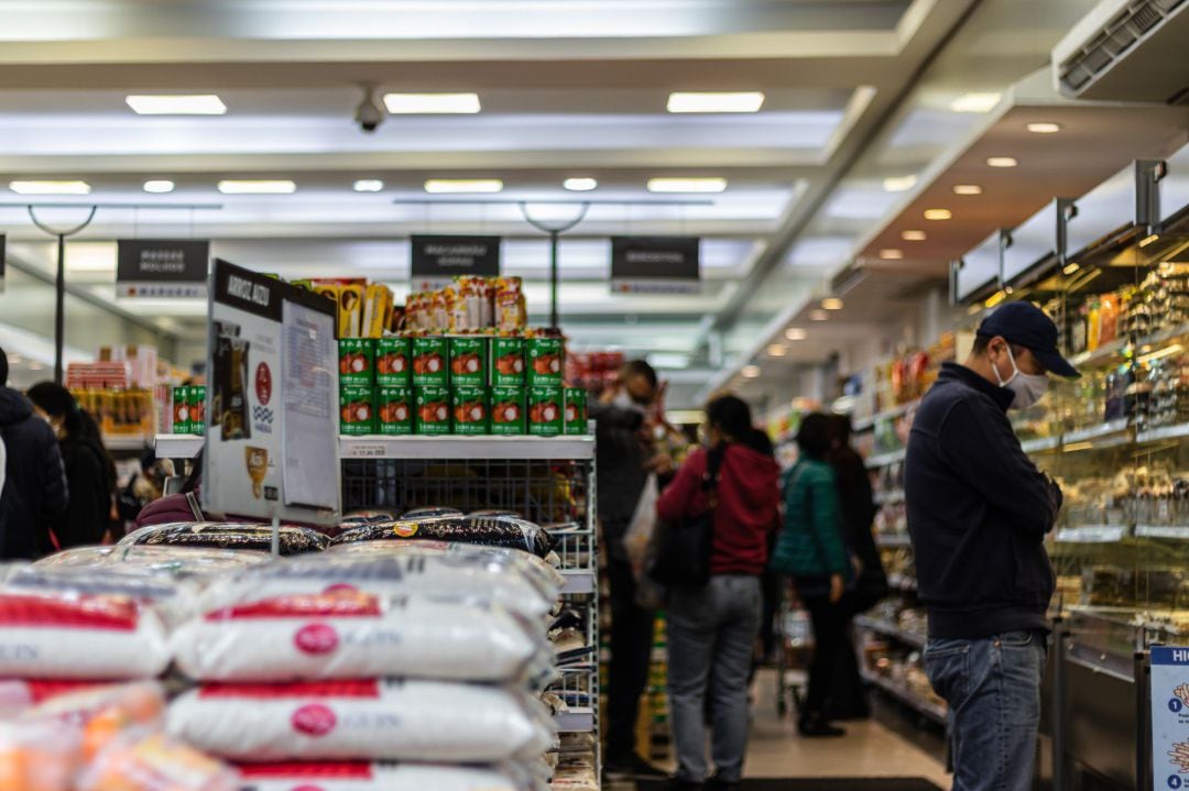 Gente comprando en un supermercado.