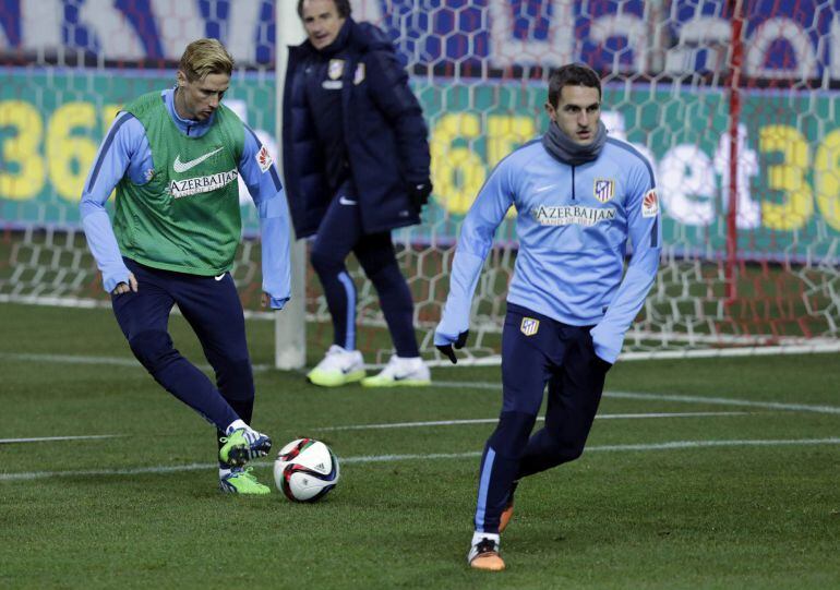 GRA203. MADRID, 06/01/2015.- Los jugadores del Atlético de Madrid Fernando Torres (i) y Koke Resurrección durante el entrenamiento efectuado en el estadio Vicente Calderón, en la víspera del partido de ida de octavos de final de la Copa del Rey que les enfrenta mañana al Real Madrid.EFE/Zipi