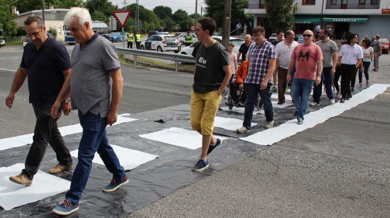 Paso de peatones temporal instalado por el BNG para reivindicar su acondicinamiento