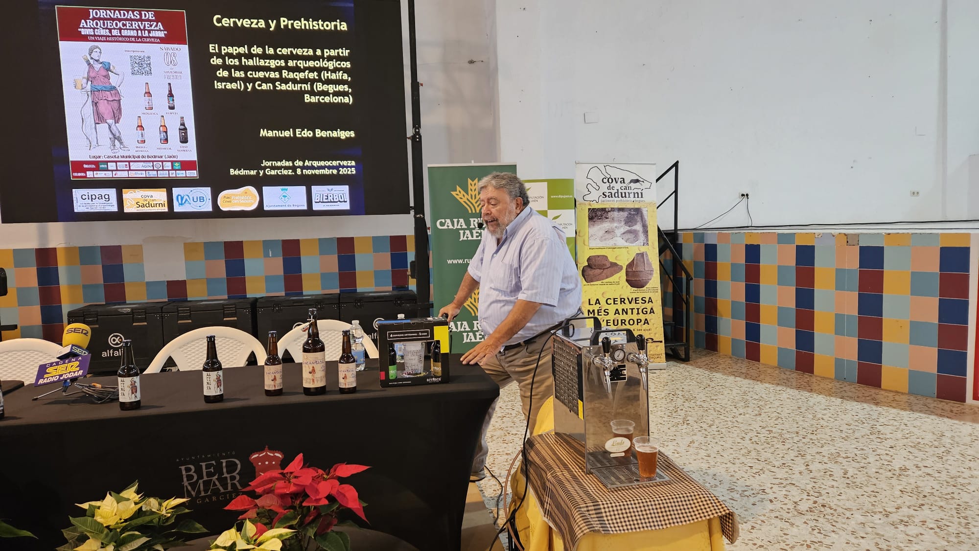 Momento en el que Manuel Edo expone su ponencia sobre &#039;Cerveza y Prehistoria&#039;