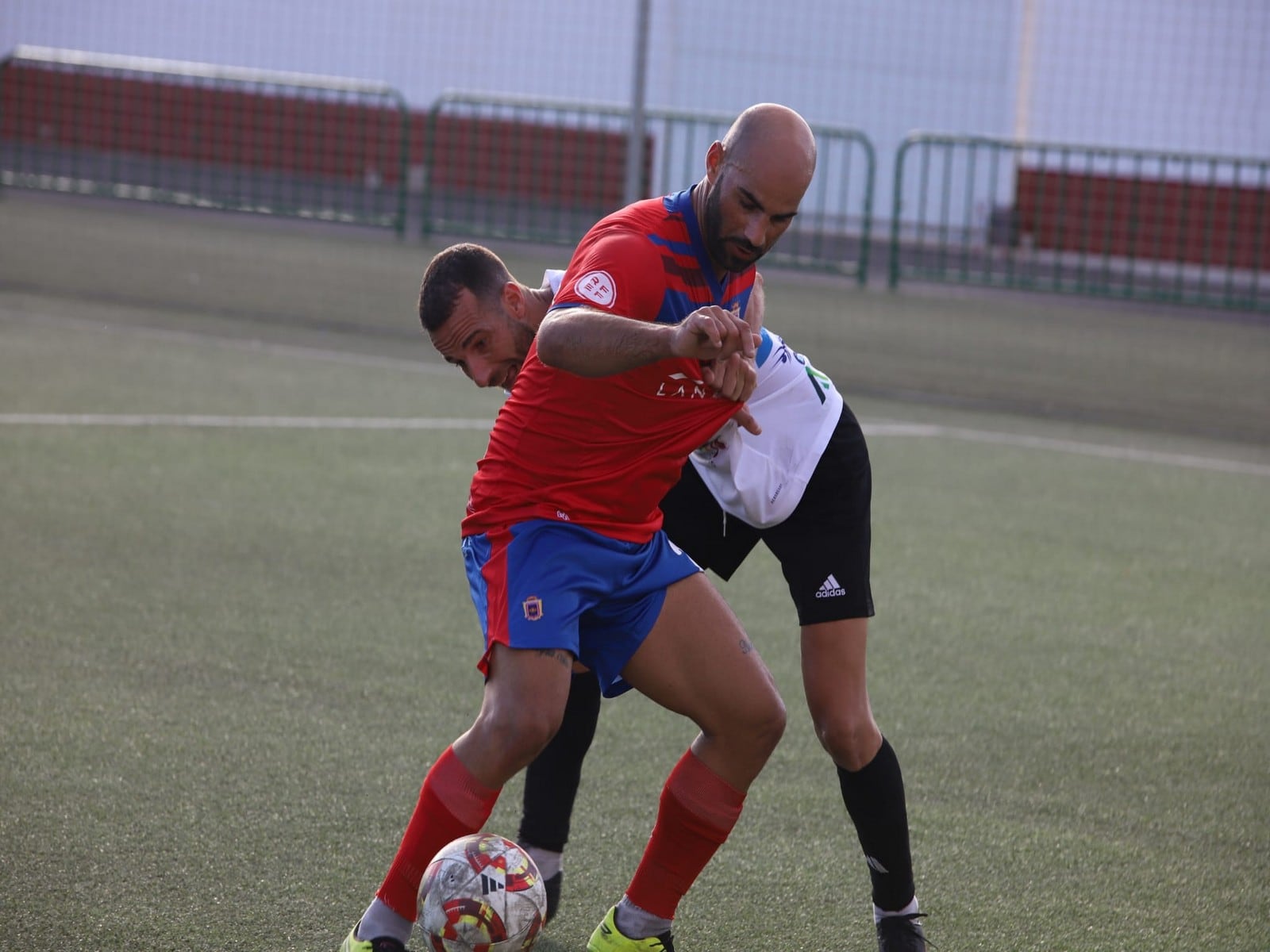 Ayoze Pérez (UD Lanzarote) disputando un balón.