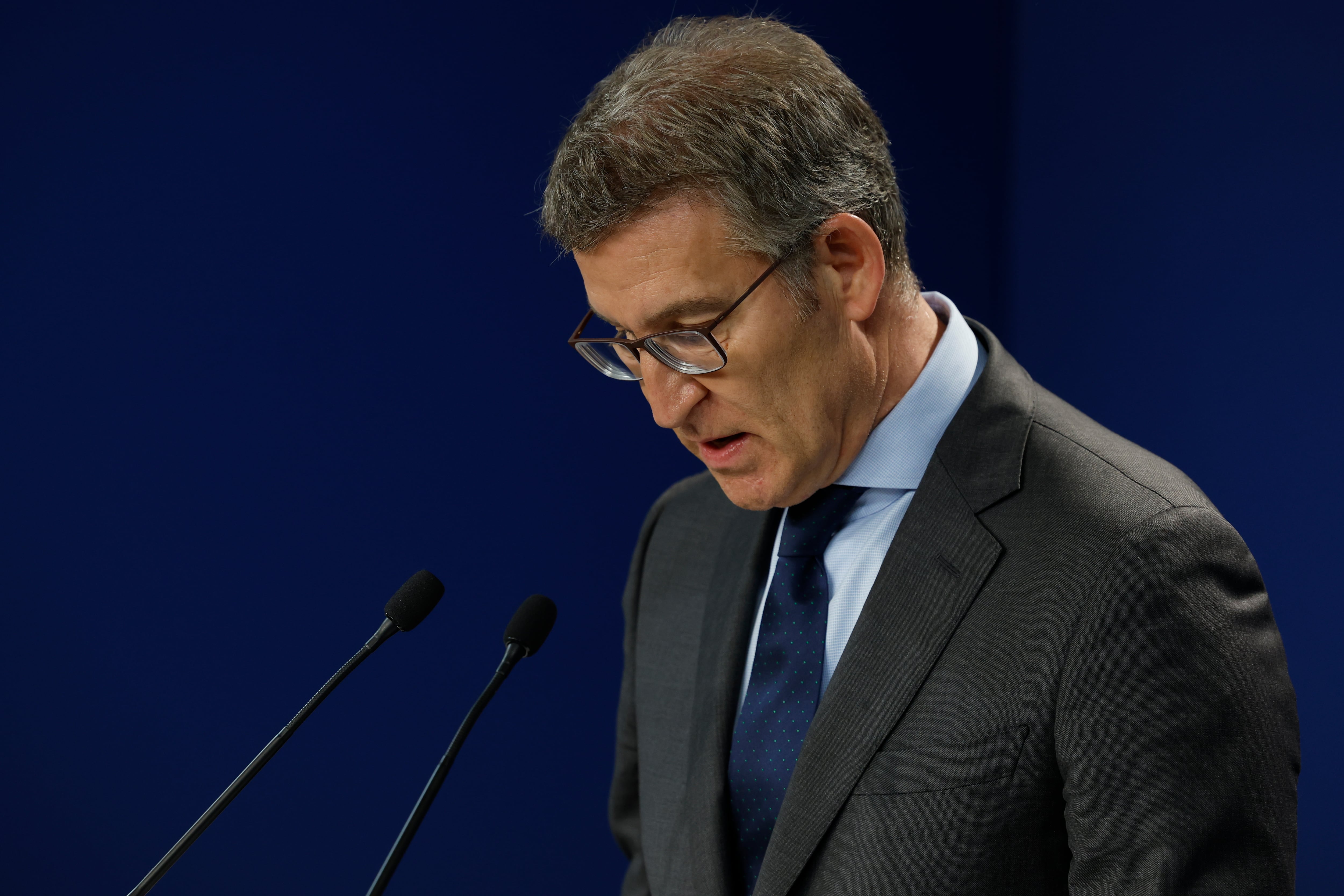 El líder del PP, Alberto Núñez Feijóo, durante la rueda de prensa ofrecida en la sede de la formación, en Madrid, este lunes.